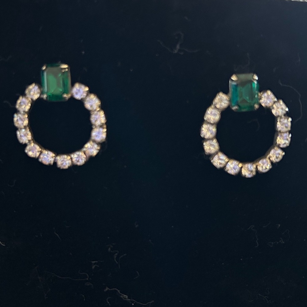 VTG Emerald Green Rhinestone Circle Stud Earrings – Sparkly Halo Posts